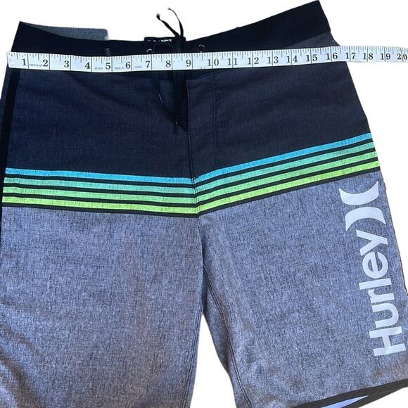Hurley gray & black board shorts size 28 - Picture 4 of 7